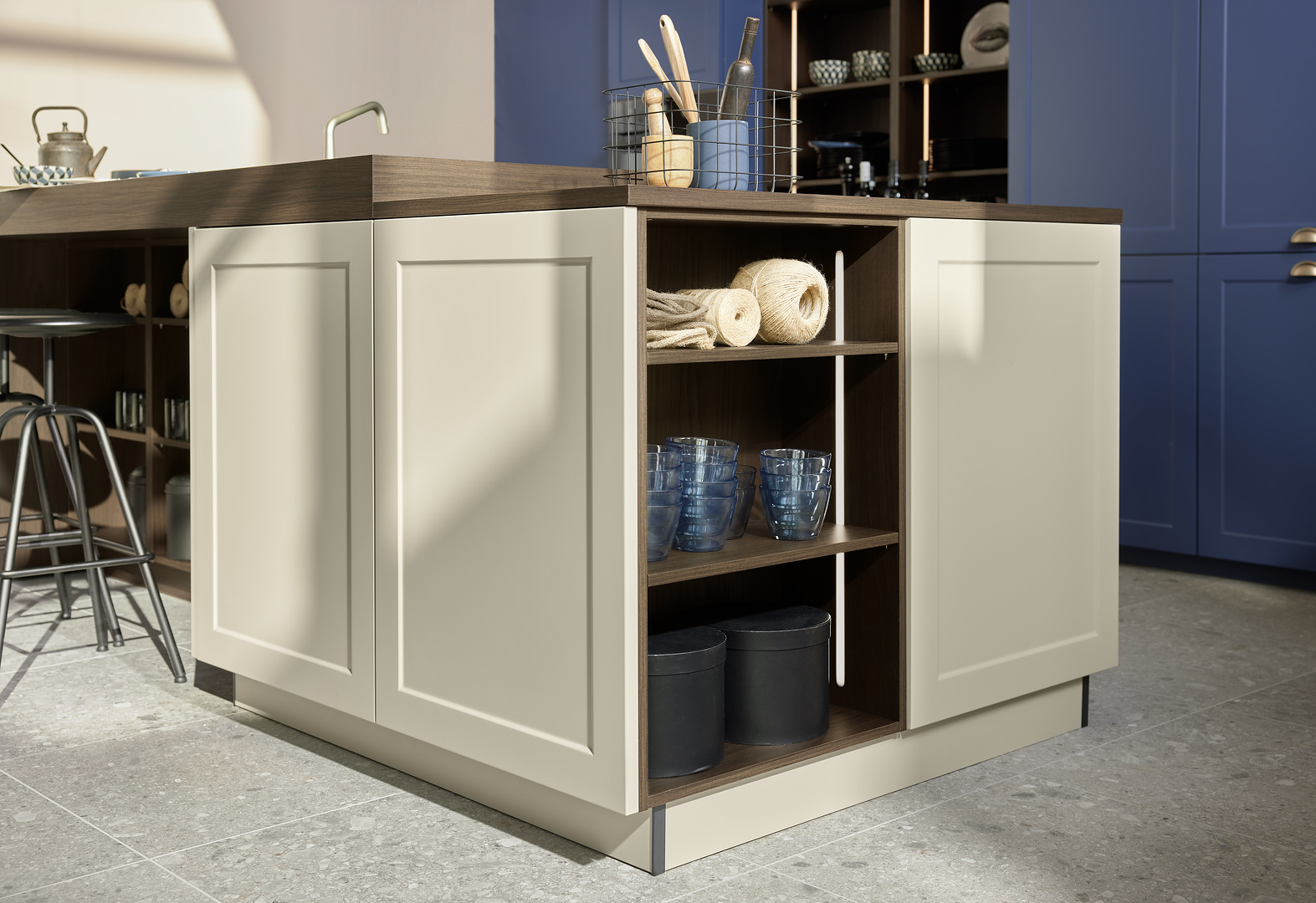 NK33196_RAVENNA_LACK___Greige___Blaubeere_softmatt-1.jpg